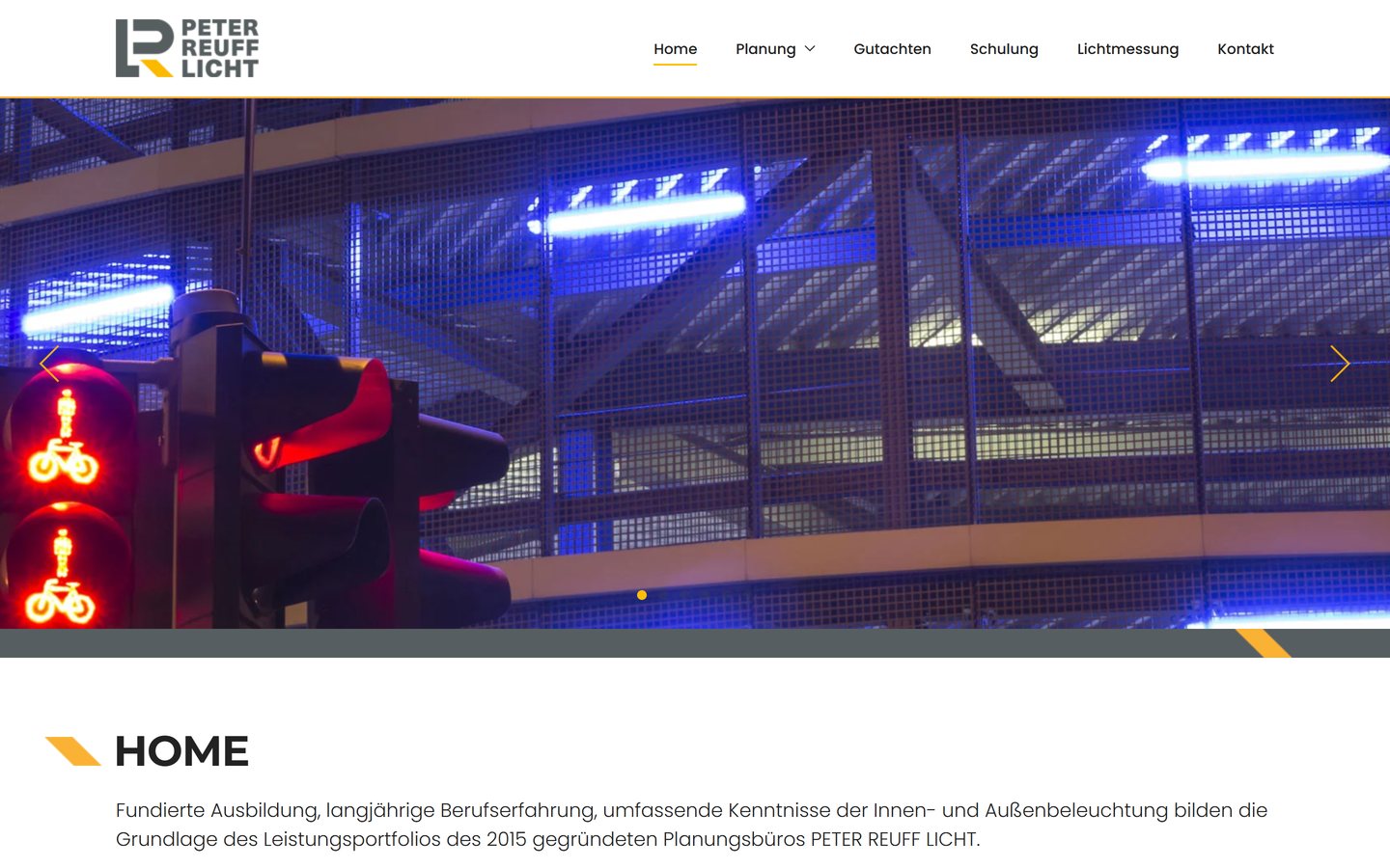 Home page of peterreufflicht.de with an illuminated façade at night
